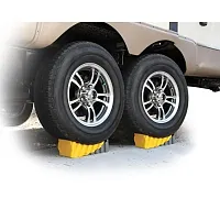 CAMCO 44425 Curved Leveler And Wheel Chock 2/P