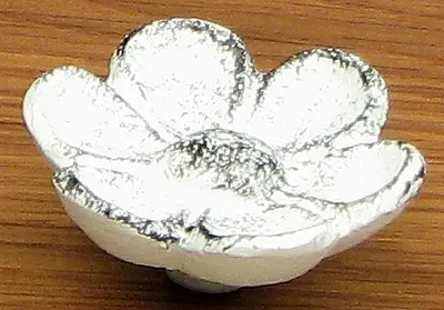 Cupped Antique White Flower Drawer Pull Set/6 0184J-0928W