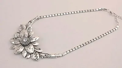 Silver Tone Flower Necklace 049-40343