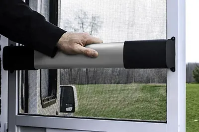CAMCO 42188 Screen Dr Bar Wide Black