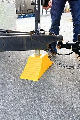 CAMCO 44435 Tandem Wheel Chock (E/F)